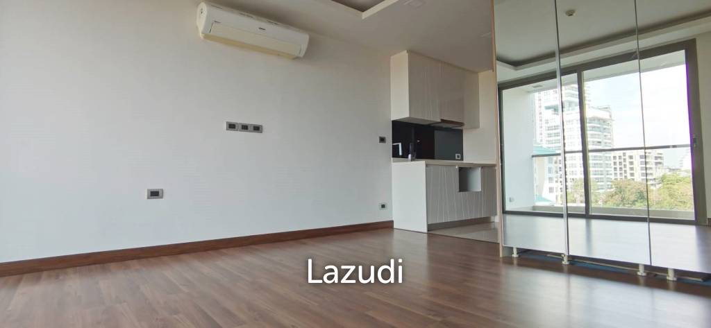 picture Studio 1 Bathroom 31.76 SQ.M. The Peak Tower - 3/10