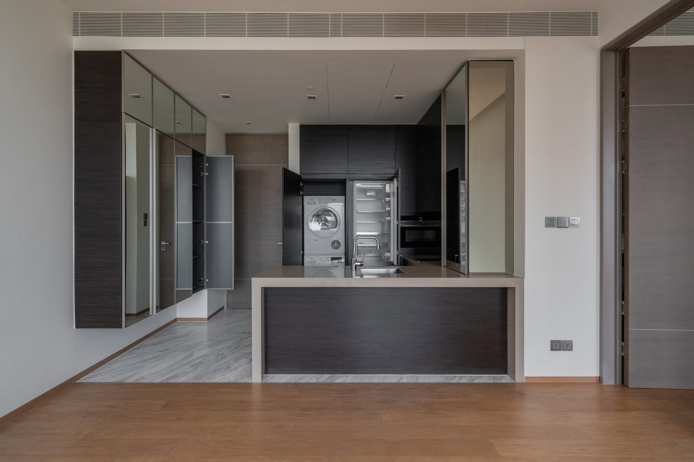 รูป LTH3847 – Saladaeng One FOR SALE 1 bed 1 bath size 57.7 Sq.M. Nearby MRT Lumphini station ONLY 14.99 MB - รูปที่ 4/5