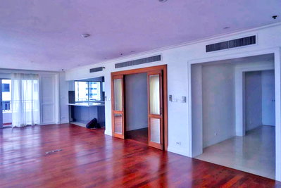 Condos for rent : LTH4867 – Sathorn Park Place FOR RENT 2+1 beds 2 baths size 236 Sq.M. Nearby MRT Lumphini station ONLY 90k/Month