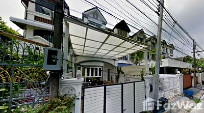 Townhouses for rent Makro Food Service Sukhumvit 71 : 5 Bedroom Townhouse for rent in Khlong Tan Nuea, Bangkok  984464