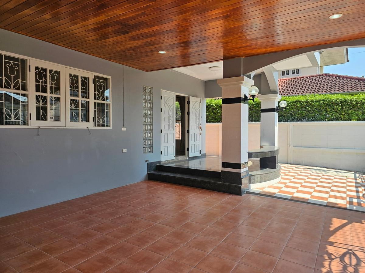 รูป 🏡 ให้เช่าบ้านเดี่ยว 2 ชั้น ย่านปิ่นเกล้า - ศาลายา | หมู่บ้านสวนดอกไม้ บรมราชชนนี 105 ✨ บ้านหลังใหญ่ ใกล้เมือง เดินทางสะดวก  - รูปที่ 2/15