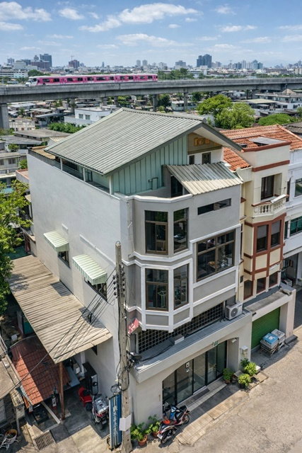 รูป อาคารพาณิชย์ให้เช่า 4.5 ชั้น ห้องริม 3 นอน MRT รามอินทรากม6. 200ม.ใกล้แฟชั่นนวลจันทร์ 500 ม.2 น้ำ. 20 ตร.วา. 330 ตร.ม. ทำเลติดถนนรามอินทรา - รูปที่ 1/8