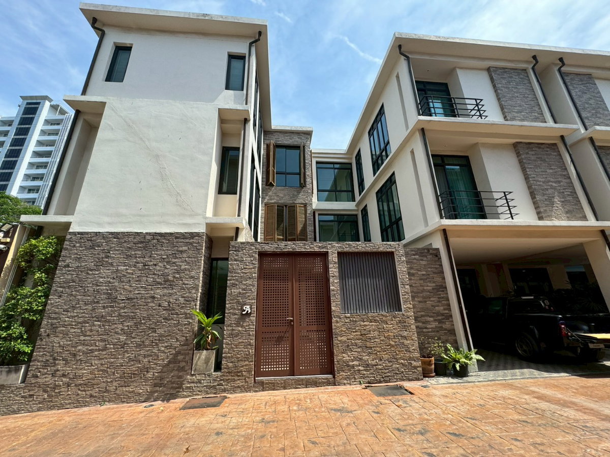 รูป บ้านเดี่ยวพร้อมสระว่ายน้ำส่วนตัว 4 ห้องนอน - พร้อมพงษ์ ** NO CO-AGENT ** - รูปที่ 4/22