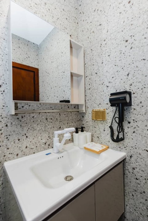 รูป ให้เช่าทาวน์เฮ้าส์ 2 ชั้น ย่านเจ็ดยอด  ใกล้นิมมาน สามารถทำ airbnb ได้ (ให้เช่าแบ่งเป็นคูหา)-RW007761 - รูปที่ 7/28