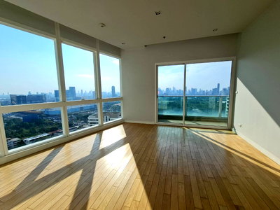 ขายคอนโด : LTH5340 – Millennium Residence FOR SALE 3 beds 3 baths Size 193 Sq.M. nearby BTS Asoke Station ONLY 34.9 MB