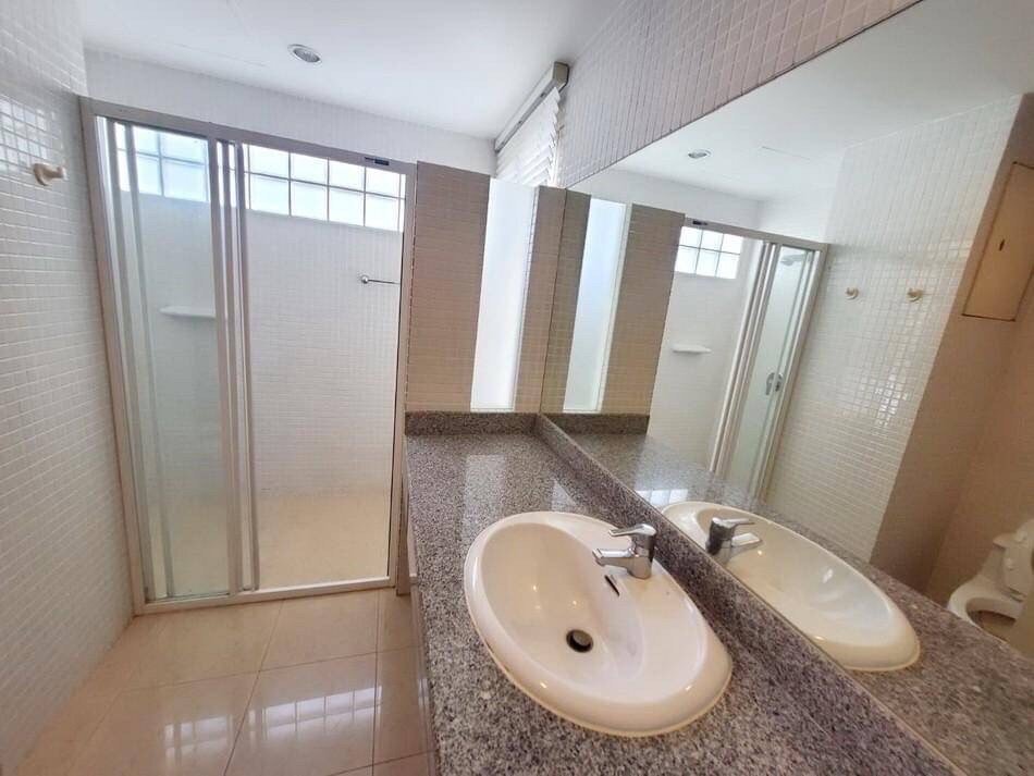 picture LTH5397 – House in Compound FOR RENT in Phrom Phong 3 beds 4 baths size 300 Sq.M. Nearby BTS Phrom Phong station ONLY 80k/Month - 7/7