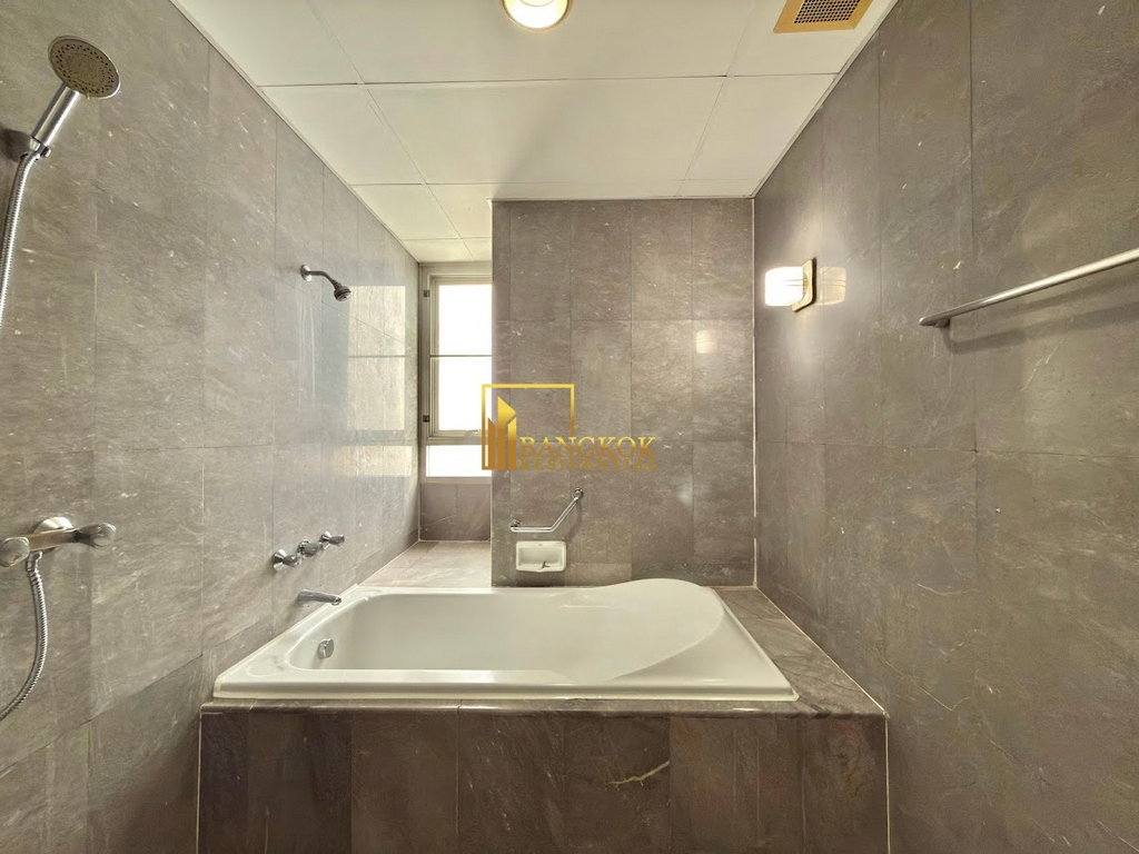 รูป Fully Renovated 3 Bedroom Apartment in Phrom Phong Area - BR21315AP - รูปที่ 18/48