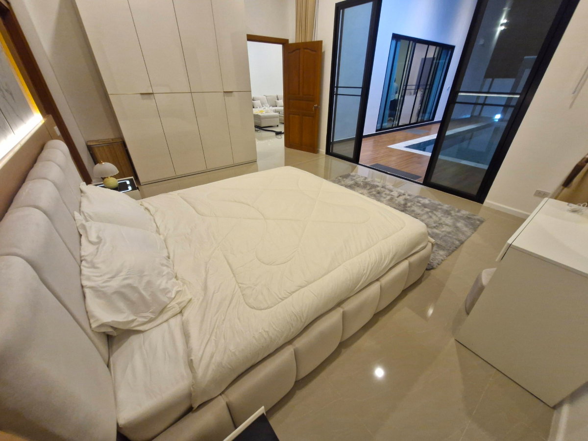 รูป 🏡 บ้านเดี่ยวสร้างใหม่ พัทยา ใกล้ Regent’s School | 4 ห้องนอน | สระส่วนตัว | เพียง 7.89 ล้าน - รูปที่ 10/17