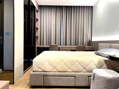 Condos for rent : Ashton Chula Silom【𝐑𝐄𝐍𝐓】🔥A dark-toned, cool room decorated with sharp-line furniture and hidden lights🔥 Contact Line ID: @hacondo
