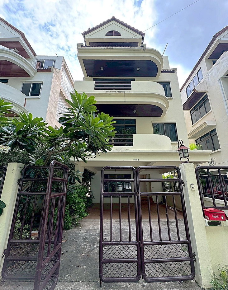 รูป บ้านให้เช่า 4 ห้องนอน พร้อมพงษ์ บรรยากาศร่มรื่น เข้าออกได้หลายเส้นทาง ** NO CO-AGENT ** - รูปที่ 1/10