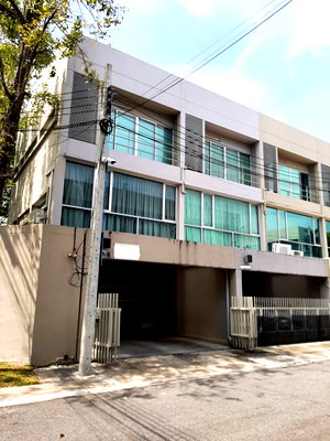Townhouses for sale Assumption University Huamark Campus (Abac Huamark) : LTHC5641 – Townhouse 2 units FOR SALE in Pattanakarn 6 beds 8 baths size 49 Sq.W. Nearly ARL Ramkhamhaeng station ONLY 16.7 MB