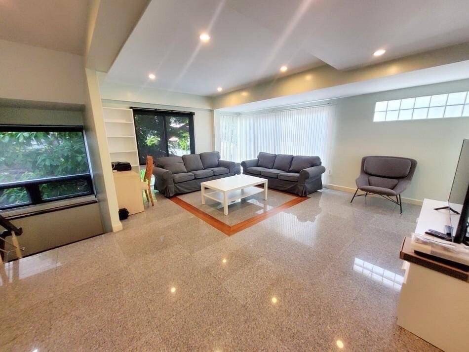 picture LTH5397 – House in Compound FOR RENT in Phrom Phong 3 beds 4 baths size 300 Sq.M. Nearby BTS Phrom Phong station ONLY 80k/Month - 2/7