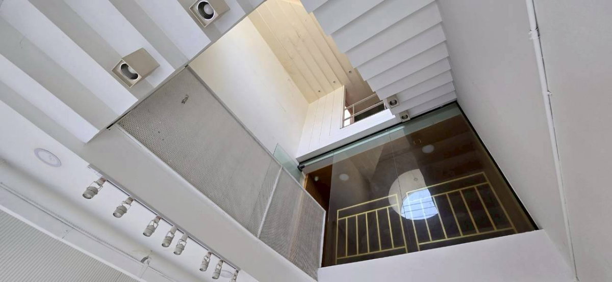 picture Commercial building in good condition, Thonglor ** NO CO-AGENT ** - 19/20