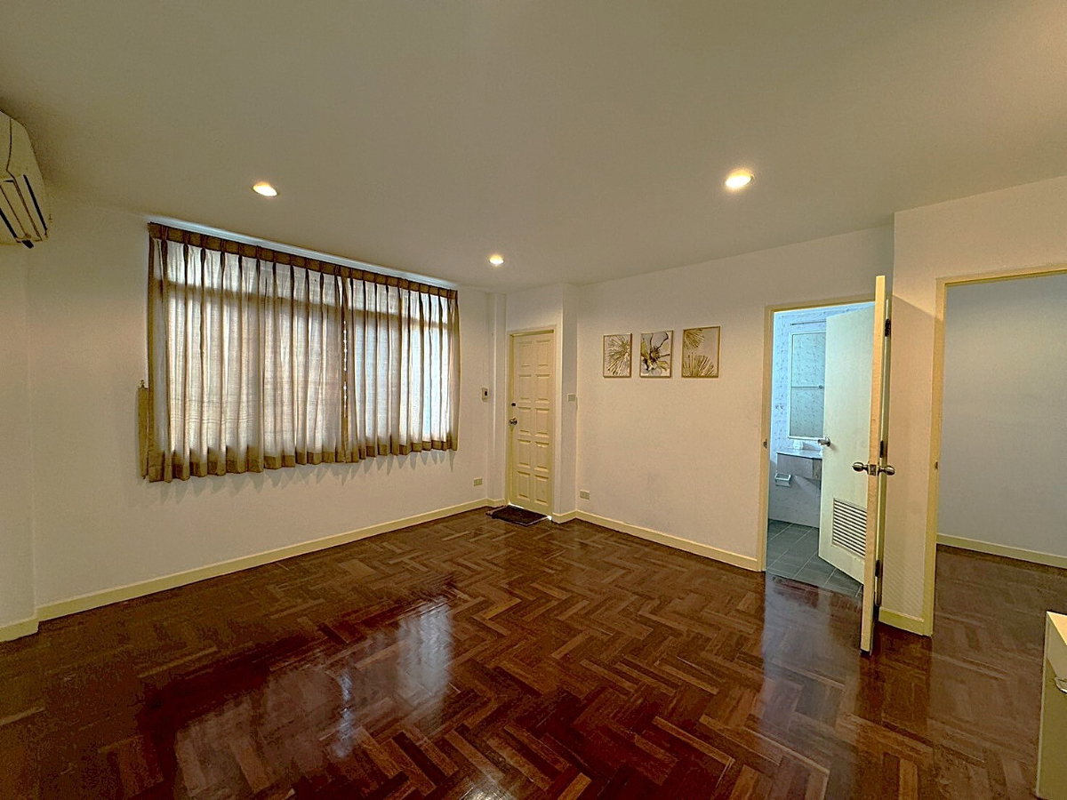 รูป บ้านให้เช่า 4 ห้องนอน พร้อมพงษ์ บรรยากาศร่มรื่น เข้าออกได้หลายเส้นทาง ** NO CO-AGENT ** - รูปที่ 5/10