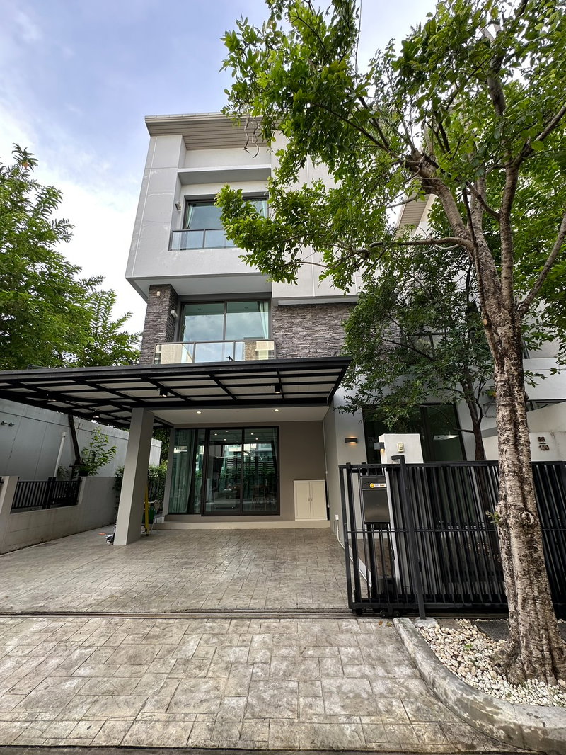 บ้านเดี่ยวให้เช่า : Available for rent! The Classe Ekkamai-Ramindra. A luxury Twin house with 241 sq.m. 4 Bedroom with 4 bathroom + 3 parking lots. Ready to move in.