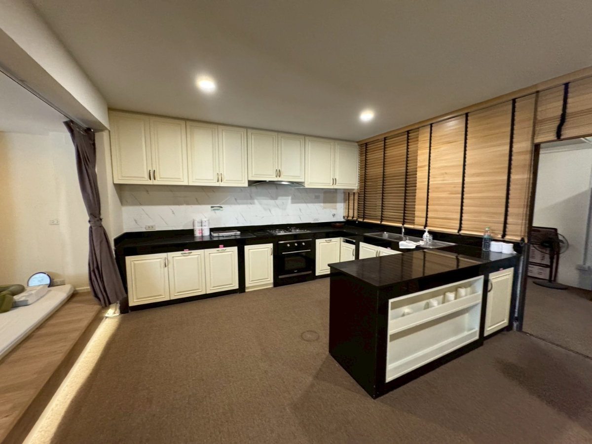 รูป ทาวน์เฮ้าส์ขนาดใหญ่ ใจกลางพร้อมพงษ์ เหมาะทำธุรกิจทุกประเภท ** NO CO-AGENT** - รูปที่ 5/32