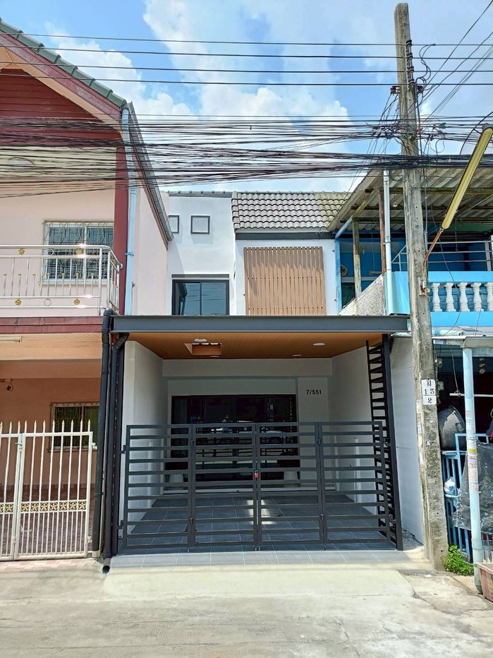 รูป ทาวน์เฮ้าส์รีโนเวทใหม่ สไตล์มินิมอล-โมเดิร์น หมู่บ้านมโนรมย์ 4 เลียบคลองสอง คลองสามวา พร้อมเฟอร์นิเจอร์ - รูปที่ 1/21