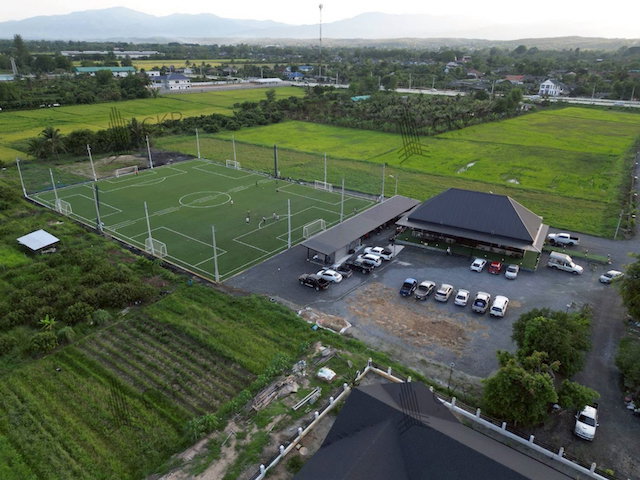 รูป ขาย ที่ดินพร้อมสิ่งปลูกสร้าง ดำเนินกิจการสนามฟุตบอลและร้านอาหารอยู่ ติดถนนเชียงใหม่-พร้าว | รหัส 93332 - รูปที่ 3/9