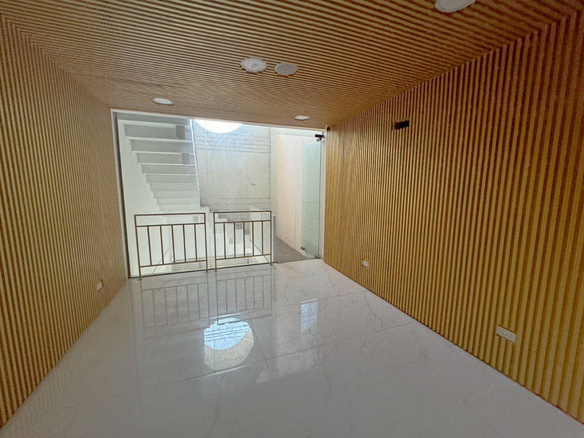 picture Commercial building in good condition, Thonglor ** NO CO-AGENT ** - 4/20