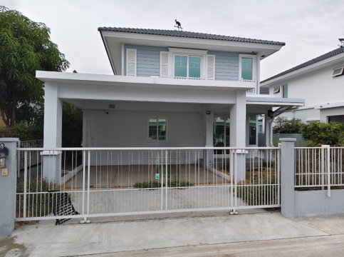 Two-storey detached house for rent in Villaggio Pinklao–Salaya. Land area: 51 sq. wah, 3 bedrooms, 3 bathrooms.