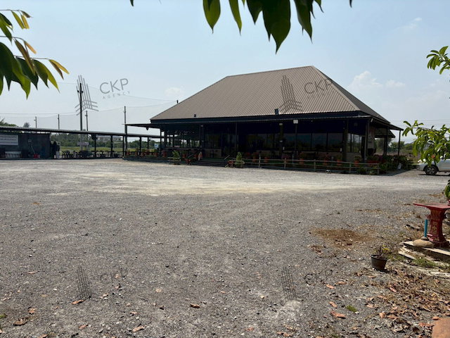 รูป ขาย ที่ดินพร้อมสิ่งปลูกสร้าง ดำเนินกิจการสนามฟุตบอลและร้านอาหารอยู่ ติดถนนเชียงใหม่-พร้าว | รหัส 93332 - รูปที่ 4/9