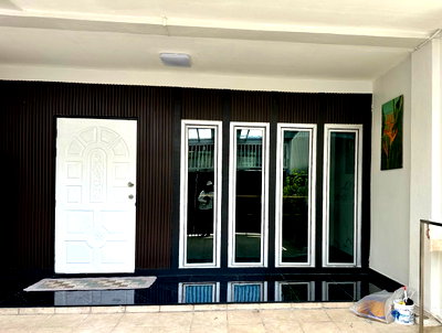 เช่าทาวน์โฮม เขตคลองเตย : 🏡 ให้เช่า ทาวน์โฮม 3 ชั้น สุขุมวิท 36 ใกล้ BTS ทองหล่อ ✨ บ้านรีโนเวทใหม่ทั้งหลัง ดีไซน์โมเดิร์น ทำเลใจกลางเมือง 