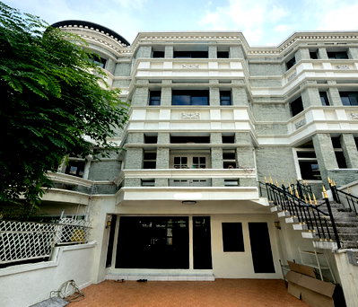 Townhouses for rent DONKI Mall Thonglor   : Newly Renovated Townhouse at Phrom Phong - Asoke. Suitable for Resident or Business ** NO CO-AGENT **