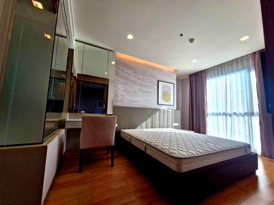 Condos for rent : SL136/The Address Sathorn, 1 bedroom room, east view, fully furnished, ready to move in, in the heart of Sathorn.