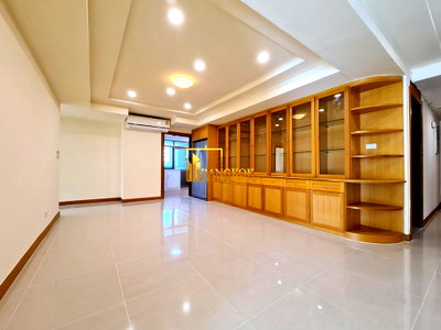 คอนโดให้เช่า : Royal Castle | Expansive 3 Bedroom Condo With Large Terrace - BR2842CD