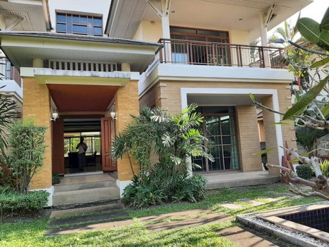LTHC5354 – House FOR RENT in Pattanakarn 4 beds 5 baths size 400 Sq.M. Nearby ARL Huamak station ONLY 150k/Month