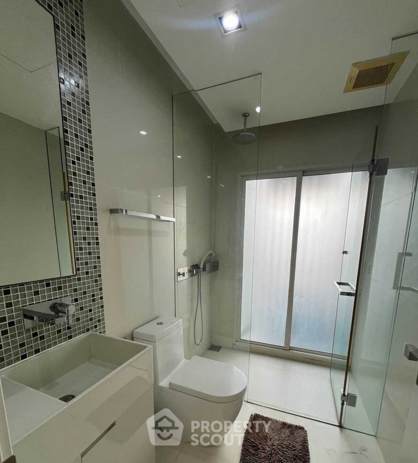 รูป คอนโด 2-ห้องนอน ที่ เดอะ รูม สุขุมวิท 21 ใกล้ MRT สุขุมวิท (ID 2681981) - รูปที่ 3/6