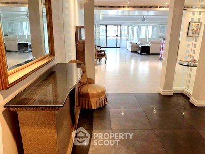 Condos for rent Nana Nuea Pier : 3-BR Condo at Kallista Mansion near ARL Makkasan (ID 2661344)