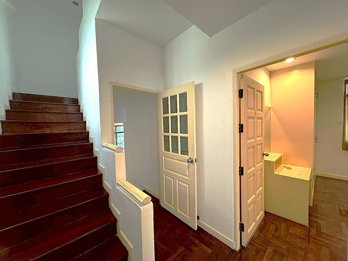 รูป บ้านให้เช่า 4 ห้องนอน พร้อมพงษ์ บรรยากาศร่มรื่น เข้าออกได้หลายเส้นทาง ** NO CO-AGENT ** - รูปที่ 7/10