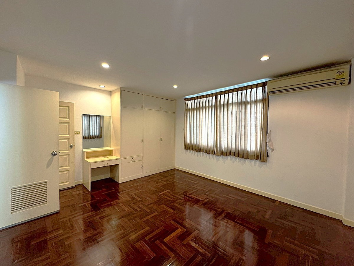 รูป บ้านให้เช่า 4 ห้องนอน พร้อมพงษ์ บรรยากาศร่มรื่น เข้าออกได้หลายเส้นทาง ** NO CO-AGENT ** - รูปที่ 4/10