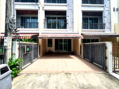 Townhouses for rent Rattana Bandit University (Rbac) : Luxury 3-Storey Townhome, Baan Klang Muang Ladprao 87 – Private Garden View