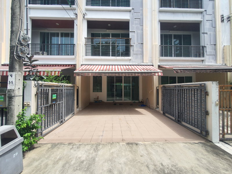 Townhouses for rent : Luxury 3-Storey Townhome, Baan Klang Muang Ladprao 87 – Private Garden View