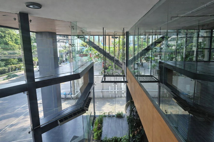 รูป ร้านค้าริมถนน เหมาะทำธุรกิจทุกประเภท ทำเลเอกมัย ** NO CO-AGENT ** - รูปที่ 1/8