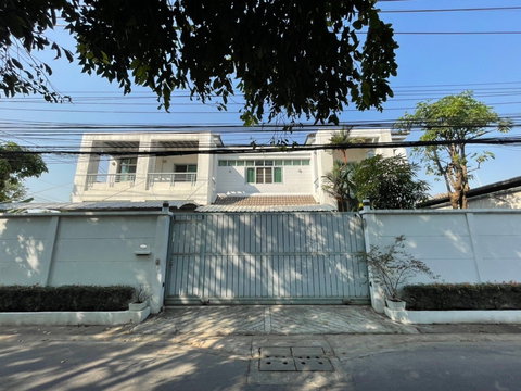 LTH5343 – Singl House FOR SALE in Ladprao 3 beds 2 baths Size 320 Sq.M. Nearby MRT Ladprao Station ONLY 18.55 MB