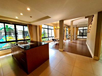 เช่าทาวน์โฮม สนามหลวง : LTH5314 – Townhouse in Compound FOR RENT in Thonglor 4 beds 5 baths size 350 SQ.M. Nearby BTS Thonglor ONLY 110k/Month