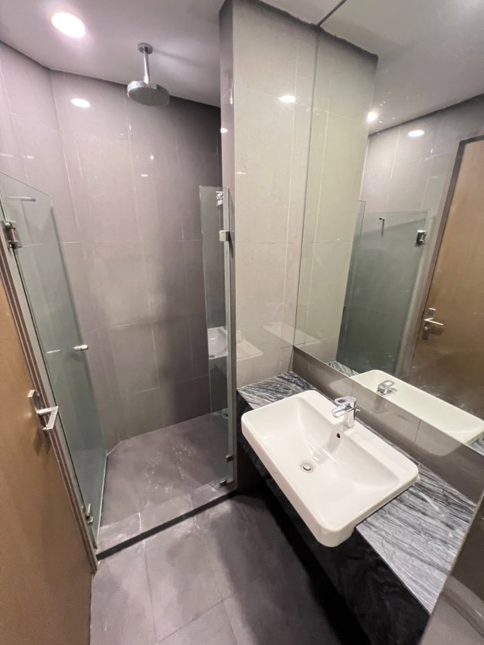 รูป Ashton Chula Silom【𝐑𝐄𝐍𝐓】🔥ห้องโทนเข้มสุดเท่ แต่งด้วยเฟอร์เส้นคมและไฟซ่อน เพิ่มกลิ่นอายลักซ์โมเดิร์นแบบมีคาริสมา🔥 ติดต่อไลน์ไอดี: @hacondo - รูปที่ 11/11