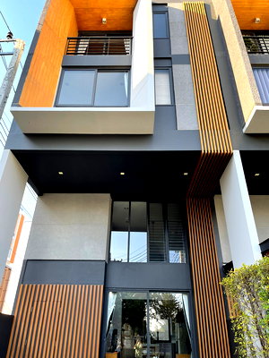 ทาวน์โฮม ม.เกษมบัณฑิต พัฒนาการ : LTH5248 – Townhome FOR SALE in Pattanakarn 4 beds 4 baths size 210 Sq.M. Near ARL Hua Mak station ONLY 8.6 MB