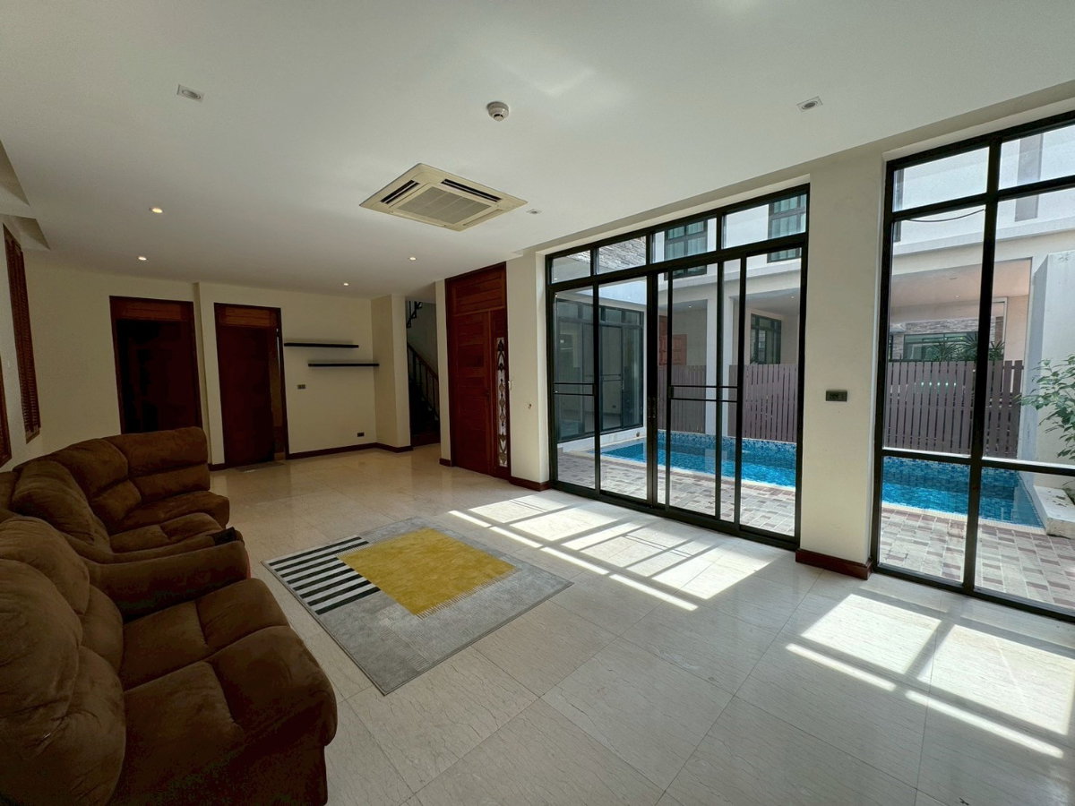 รูป บ้านเดี่ยวพร้อมสระว่ายน้ำส่วนตัว 4 ห้องนอน - พร้อมพงษ์ ** NO CO-AGENT ** - รูปที่ 19/22