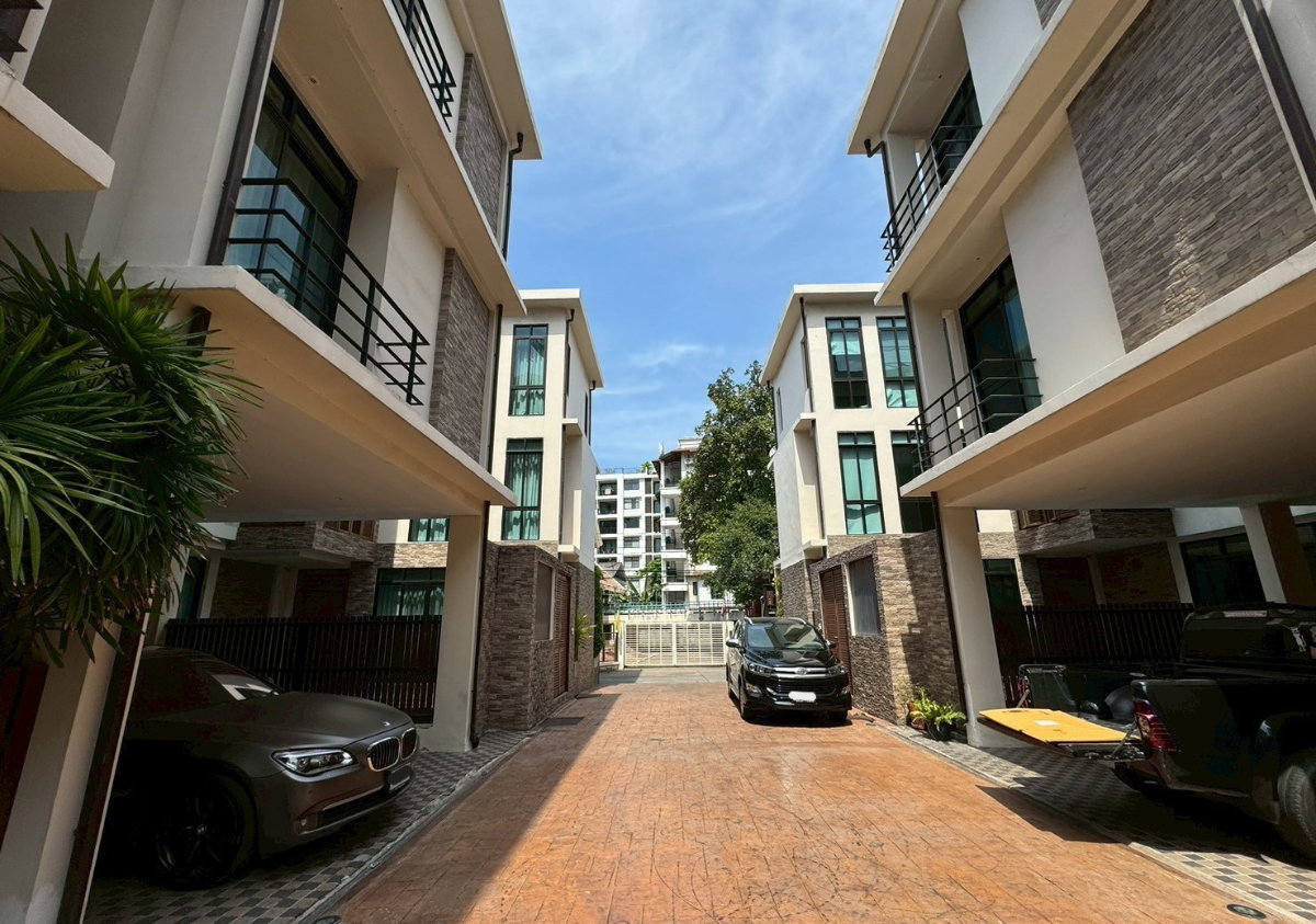 รูป บ้านเดี่ยวพร้อมสระว่ายน้ำส่วนตัว 4 ห้องนอน - พร้อมพงษ์ ** NO CO-AGENT ** - รูปที่ 1/22