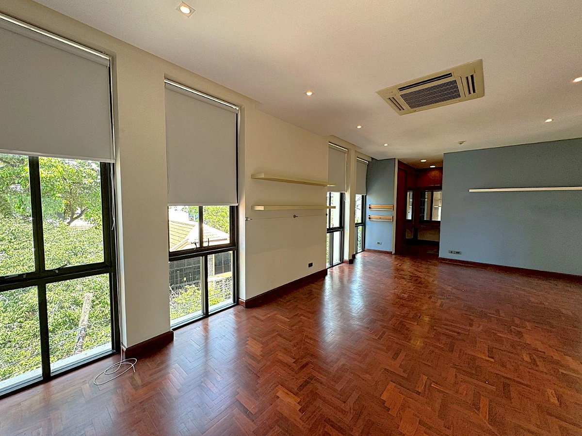 รูป บ้านเดี่ยวพร้อมสระว่ายน้ำส่วนตัว 4 ห้องนอน - พร้อมพงษ์ ** NO CO-AGENT ** - รูปที่ 13/22