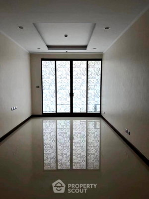 Condos for sale Robinson Ratchadaphisek : 2-BR Condo at Supalai Oriental Sukhumvit 39 near MRT Phetchaburi (ID 2735401)