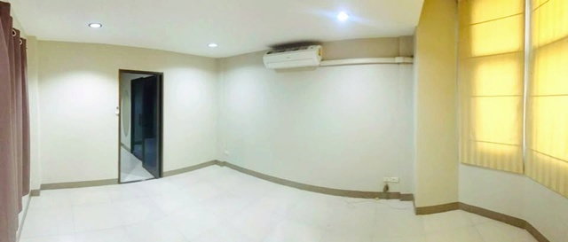 รูป อาคารพาณิชย์ให้เช่า 4.5 ชั้น ห้องริม 3 นอน MRT รามอินทรากม6. 200ม.ใกล้แฟชั่นนวลจันทร์ 500 ม.2 น้ำ. 20 ตร.วา. 330 ตร.ม. ทำเลติดถนนรามอินทรา - รูปที่ 4/8