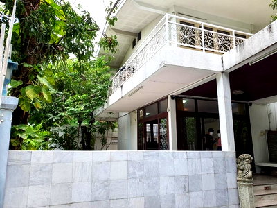 Houses for rent Suan Dusit University : LTH5285 – House FOR RENT in Sathorn 4 beds 3 baths size 500 SQ.M. Nearby BTS Saint Louis Station ONLY 90k/Month