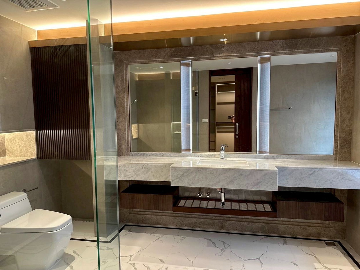 รูป LTH14708 – ขายด่วน! คอนโดกว้างหน้าซื้อ | Condo for Sale |374 sqm | 3 Bedrooms | Luxury Spacious Penthouse Prime Location Best Value | 70 MB - รูปที่ 4/10