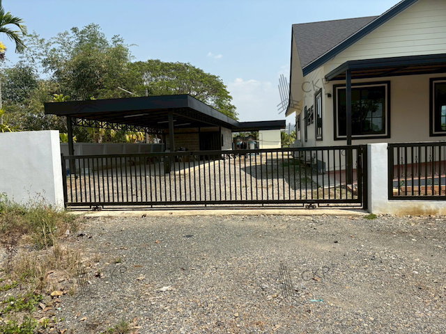 รูป ขาย ที่ดินพร้อมสิ่งปลูกสร้าง ดำเนินกิจการสนามฟุตบอลและร้านอาหารอยู่ ติดถนนเชียงใหม่-พร้าว | รหัส 93332 - รูปที่ 7/9