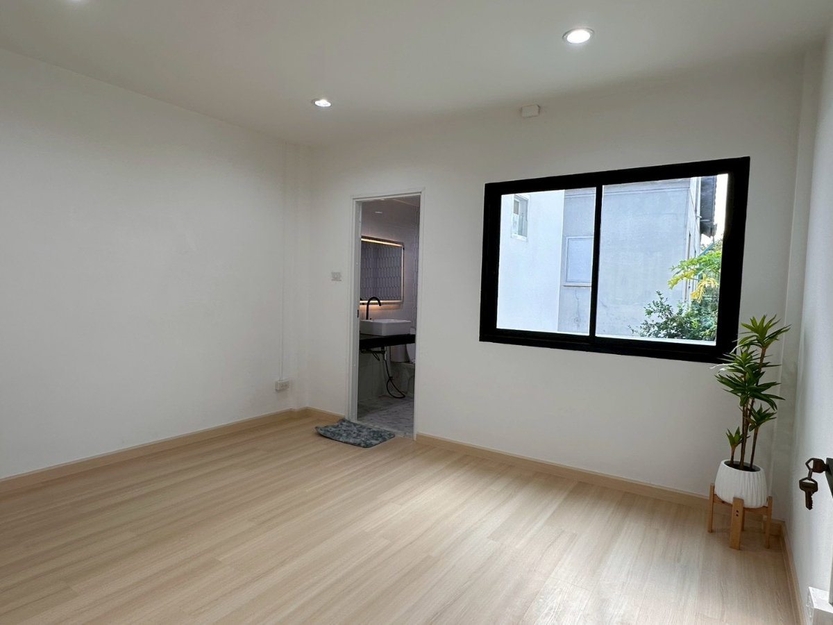 รูป R100 🏡 ขายด่วน ทาวน์เฮ้าส์ 3 ชั้น โซนสุทธิสาร–รัชดา ใกล้ MRT สุทธิสาร  เดินทางเข้าเมืองง่ายมาก เพียง 5.69 ล้านบาทเท่านั้น - รูปที่ 6/14
